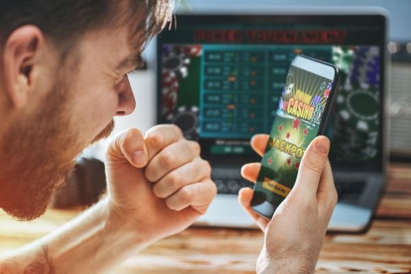 Aksi pemain sepak bola dalam pertandingan yang sengit di stadion dalam kompetisi liga populer